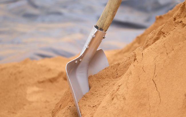 Набридли ями: в Києві люди самі почали "ремонтувати" розбиту дорогу