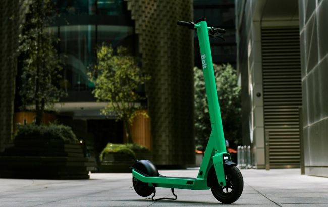 Типичный советский вор: в Киеве мужчина присвоил "ничейный" самокат (видео)