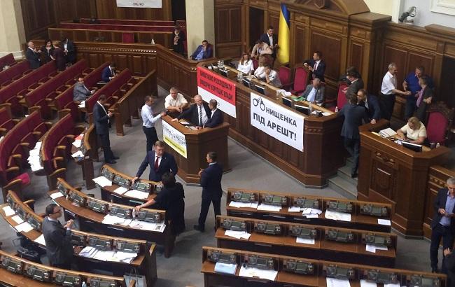 Нардепы продолжают блокировать трибуну и президиум Рады