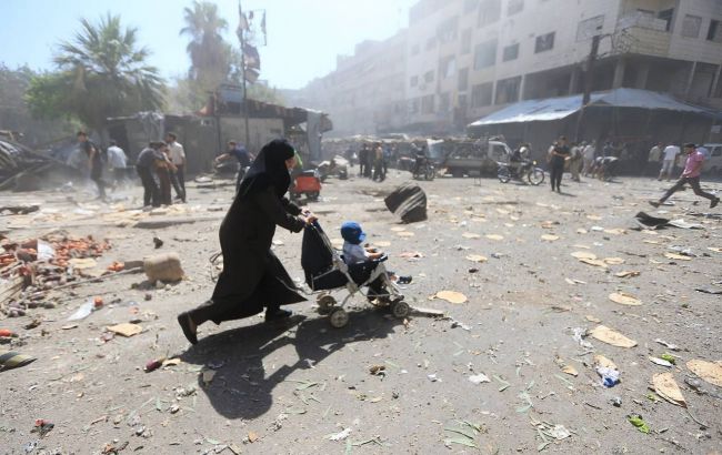 В результате авиаудара по рынку в Сирии погибли по меньшей мере 70 человек