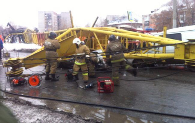 В Омске строительный кран упал на два автомобиля, четверо человек погибли