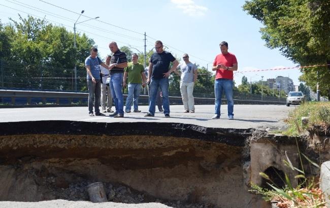 На Борщагівській обмежено рух через обвал асфальту