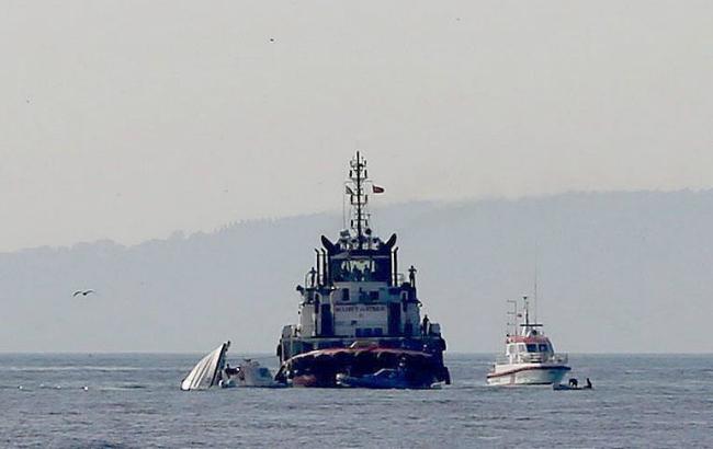 В&nbsp;Босфоре остановлено движение после столкновения катера и сухогруза