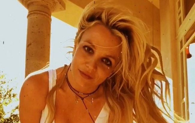 37-летняя Бритни Спирс в чулках и нижнем белье похвасталась завидной растяжкой