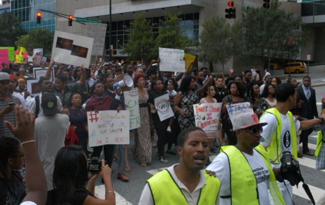 В Атланте протестующие заблокировали движение на автомобильном мосту