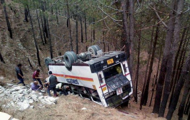 В Пакистане автобус рухнул в ущелье, десятки погибших