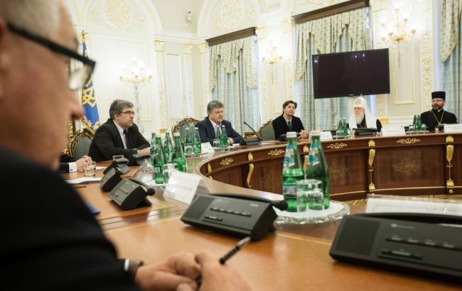 Порошенко призвал создать единую поместную церковь, независимую от других стран