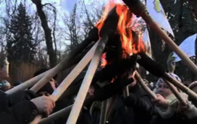 Під Верховною Радою запалили смолоскипи