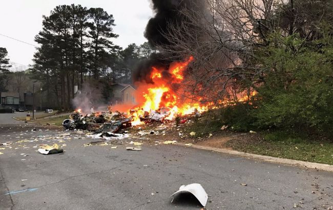 В США самолет врезался в жилой дом, есть жертвы