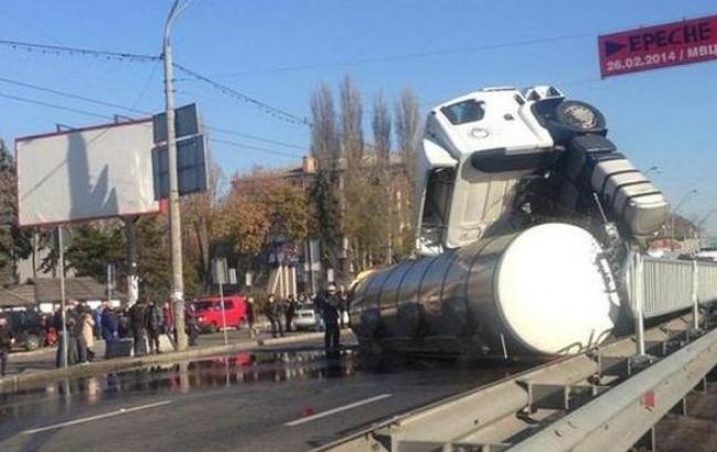 ДАІ обмежила рух на проспекті Перемоги у Києві через перекидання вантажівки з соняшниковою олією