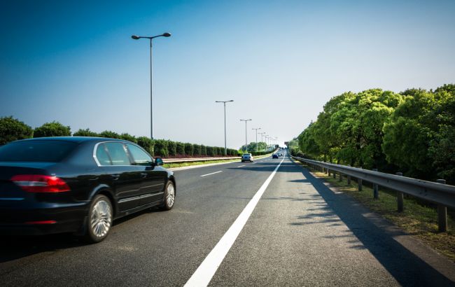 Штраф за не увімкнене світло фар за містом - незаконний. Юристи роз'яснили важливий момент