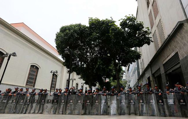 В Венесуэле силовики заблокировали парламент