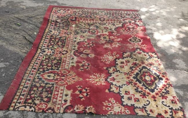 В Киеве люди "залатали" ямы на дороге коврами (фото)