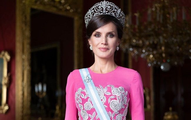 Ей все к лицу: королева Летиция покорила изящной фигурой в пудровом брючном костюме