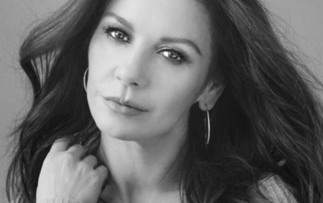 Глаз не отвести! Кэтрин Зета-Джонс вместе с юной дочерью блистает на обложке глянца