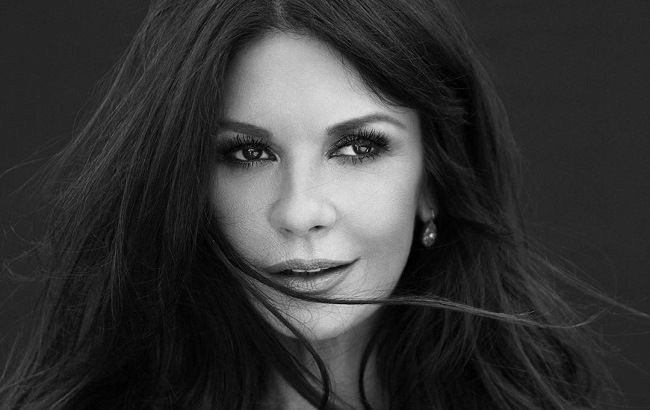 50-летняя Кэтрин Зета-Джонс показать лицо вблизи и вызвала восторг молодой внешностью