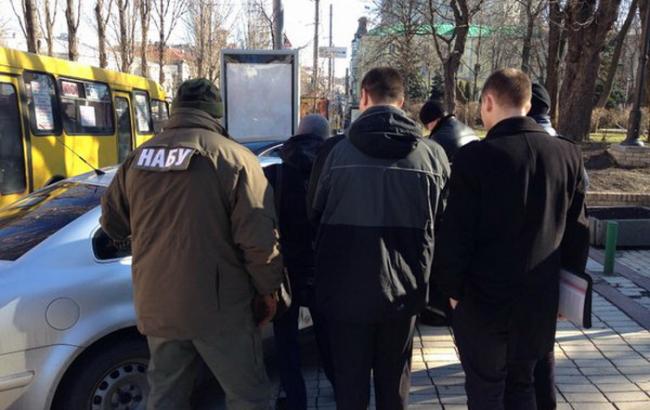 Детективы НАБ задержали сотрудника Генпрокуратуры на взятке 10 тыс. долларов