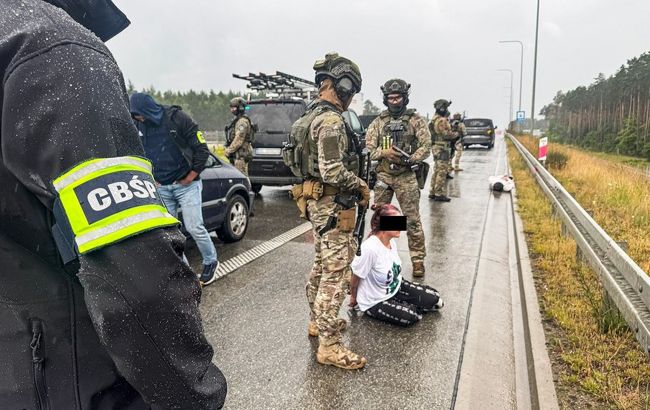 Били та викрадали мігрантів: у Польщі затримали українців