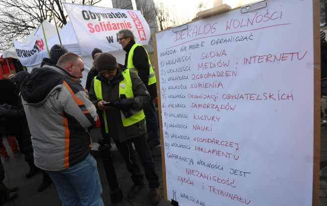 Протести в Польщі: опозиційні депутати досі чергують у Сеймі