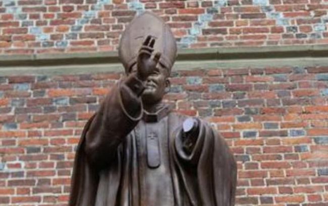 Польща направила Україні ноту у зв'язку з пошкодженням пам'ятника Іоанну Павлу II