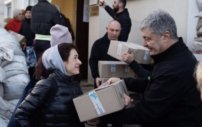 В волонтерский центр в Днепре привезли несколько машин гуманитарного груза, - Порошенко