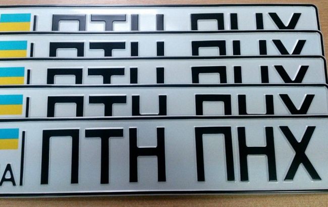 Аваков запретил патриотичные наклейки на автономерах