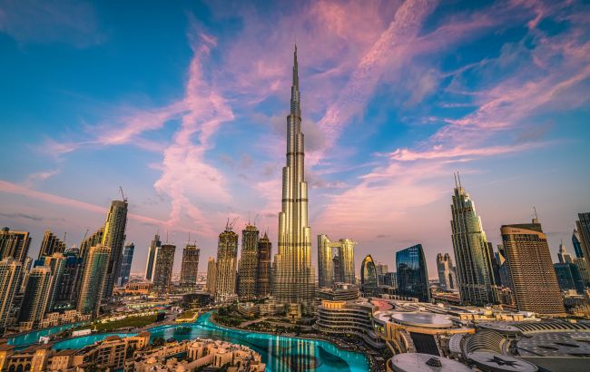 Самый высокий небоскреб в Дубае подсветили сине-желтыми цветами в честь Украины (фото)