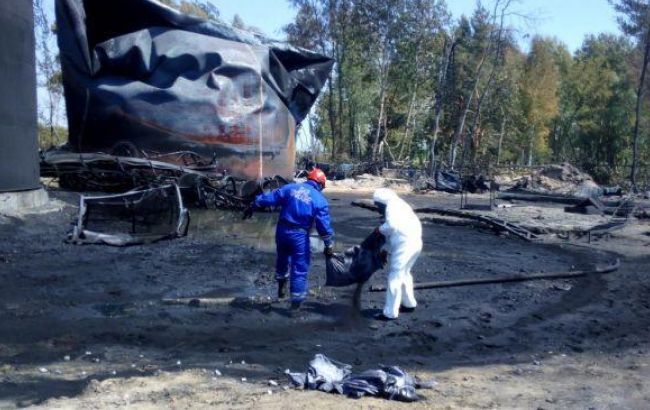 ГСЧС: на нефтебазе под Киевом продолжается перекачка топлива из поврежденных емкостей