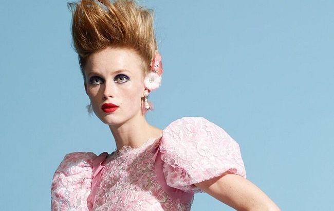 Пір'я, волани і королівські забави: показ CHANEL на Тижні високої моди у Парижі (фото)