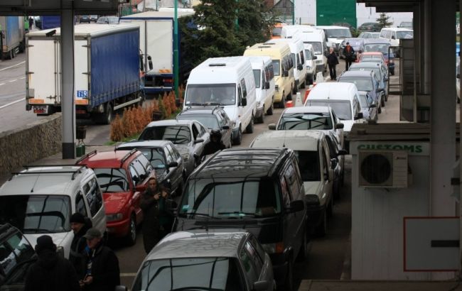 На западных границах Украины в очередях простаивает около 400 авто