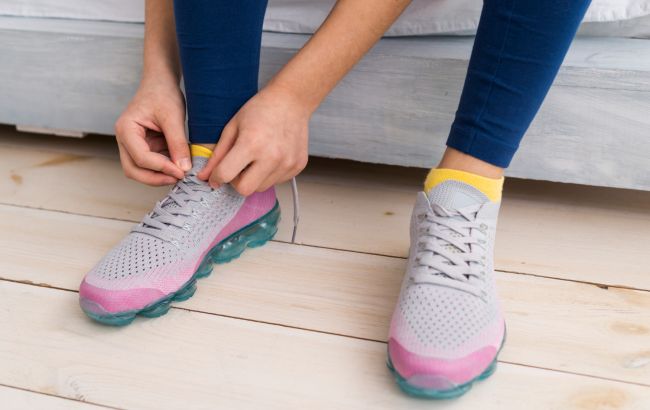 Названы ошибки, которые испортят ваши кроссовки во время стирки в машинке: не делайте так