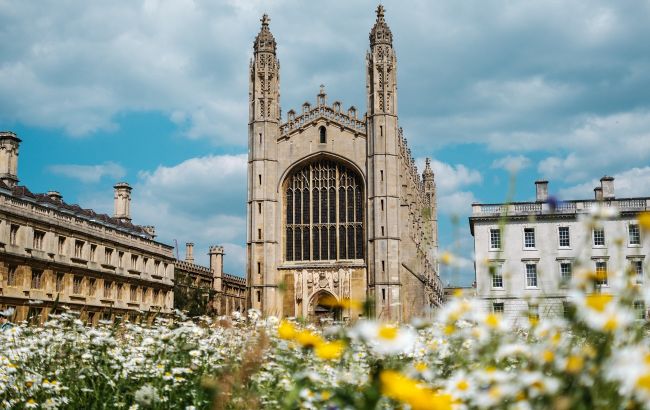 Сбор денег и поиск жилья. Всемирно известный Кембридж массово помогает украинцам