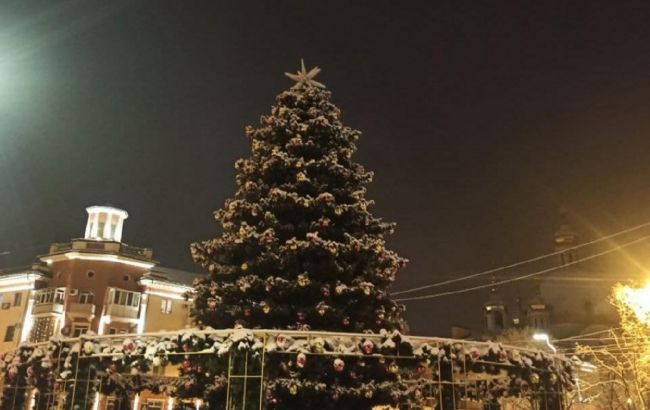 В Мариуполе главная елка города упала из-за сильного ветра (видео)