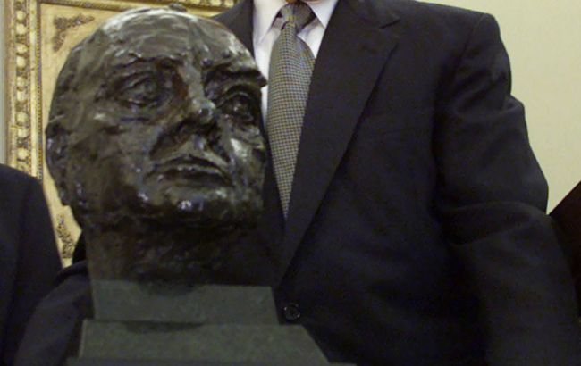 Трамп установил в овальном кабинете бюст Черчилля вместо Мартина Лютера Кинга