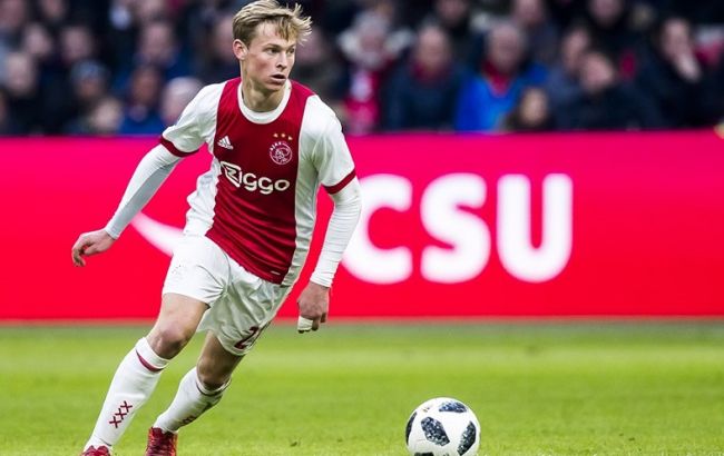 "Барселона" объявила о покупке полузащитника "Аякса"