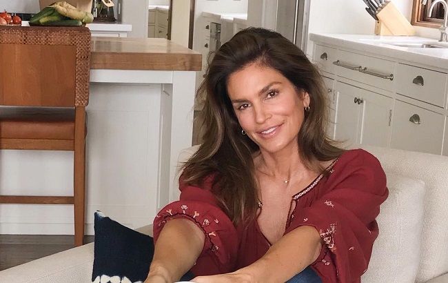 53-летняя Синди Кроуфорд показала комплекс упражнений для идеальной фигуры