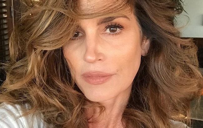 Жінка-вамп: Сінді Кроуфорд захопила стрункою фігурою в червоному костюмі