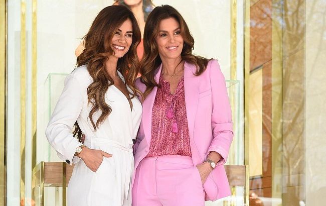 Королева стиля: 53-летняя Синди Кроуфорд покорила фигурой в сиреневом костюме