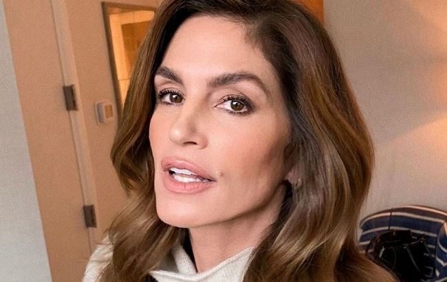 Она безупречна! 54-летняя Синди Кроуфорд похвасталась стройными ножками и тонкой талией