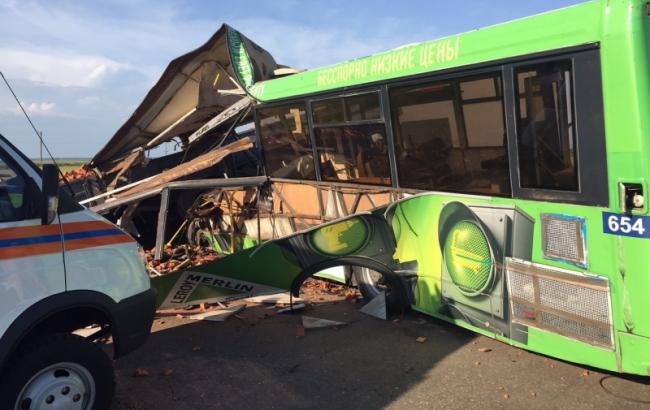 В России при столкновении автобуса и КамАЗа погибли 15 человек