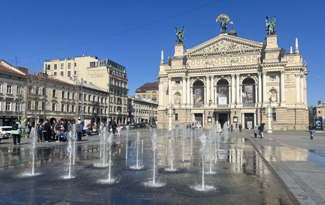 Во Львове возле оперного театра включили фонтан: когда он будет работать (фото)