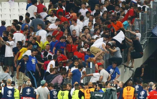 Драка между фанами России и Англии в Марселе могла быть спровоцирована сигнальной ракетой