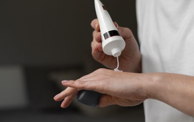 Дешевый крем из аптеки, который уменьшает морщины: обязательное средство для женщин 50+