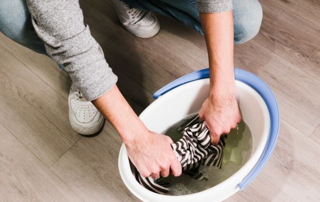 Чому не можна мити підлогу після гостей: про цю прикмету мало хто знає