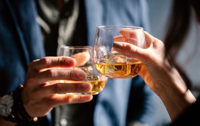 У будь-якій дозі: лікар розповів, як алкоголь негативно впливає на зір