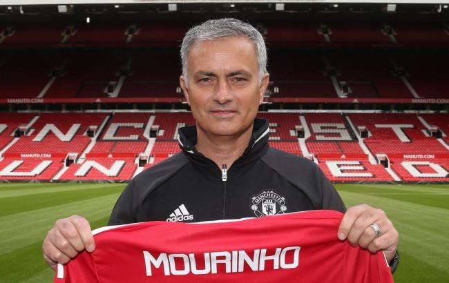 Руководство "Манчестер Юнайтед" не планирует менять Моуринью на Зидана