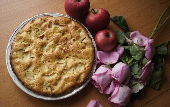 Рецепт найкращої шарлотки з яблуками: просто, швидко, ідеально