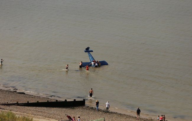 В Великобритании самолет упал в море во время авиашоу