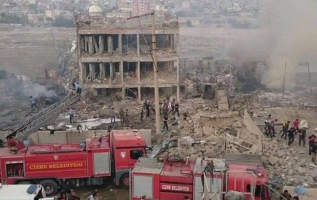 В Турции около штаб-квартиры полиции подорвался автомобиль, есть погибшие