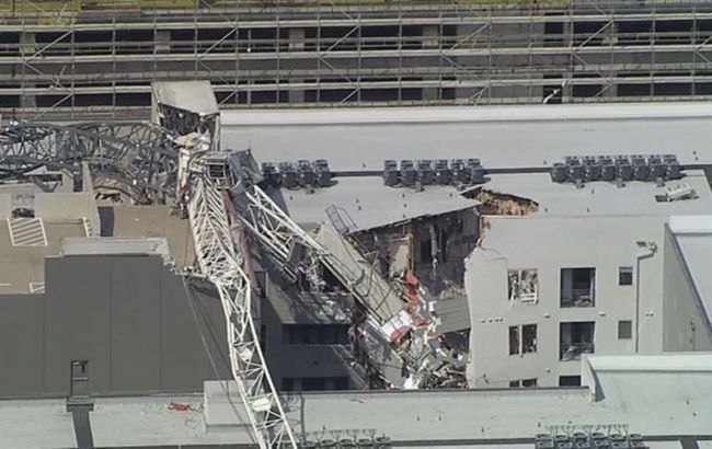 В США строительный кран упал на жилой комплекс